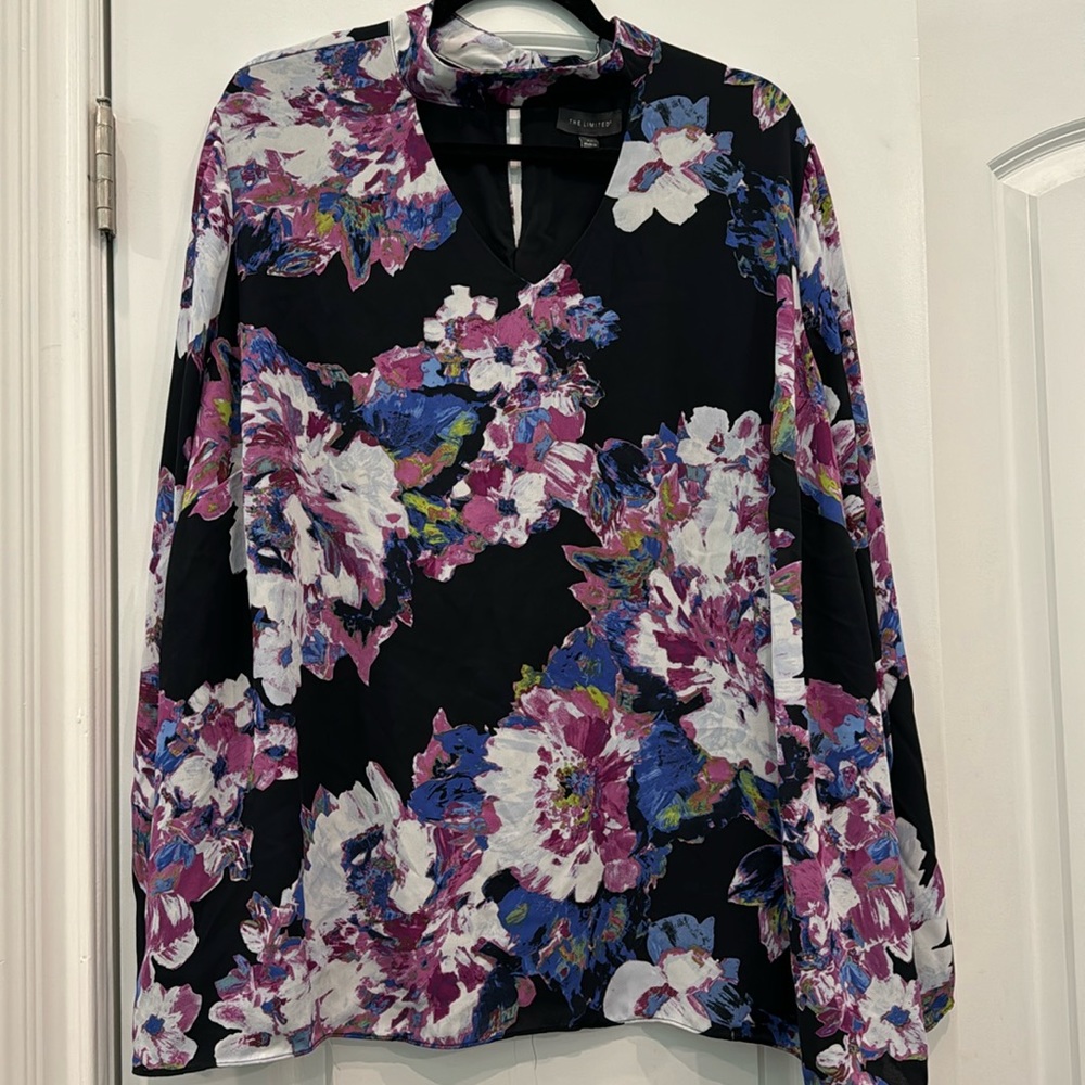 Limited floral blouse. Keyhole neck. 2 dainty buttons in back. Size 2X